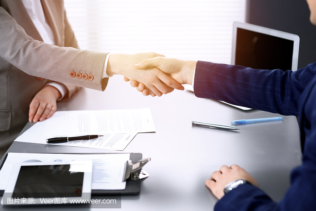 商務人士握手,結束會議。文件簽署,協議和律師咨詢概念。