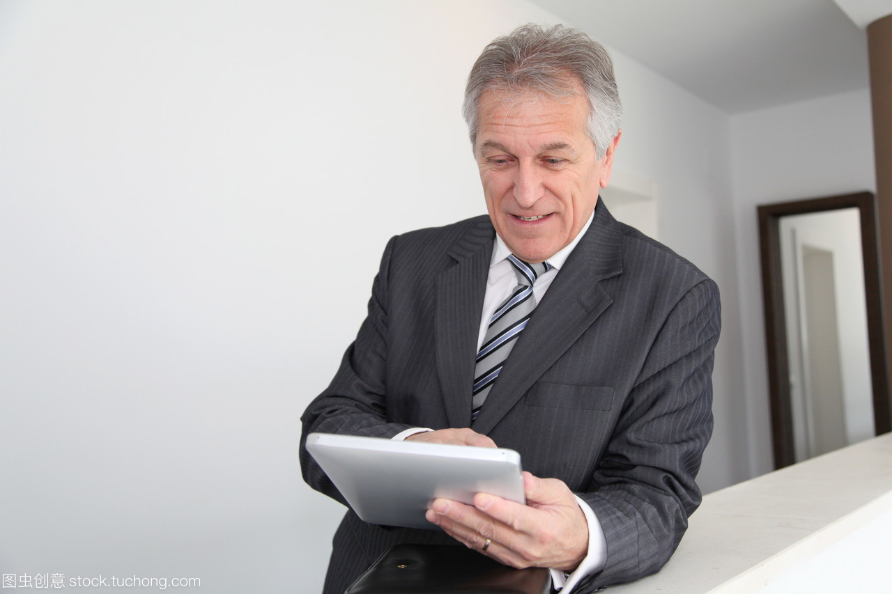 白領(lǐng),數(shù)碼,互聯(lián)網(wǎng),無(wú)線電技術(shù),便箋簿,勞動(dòng)者,數(shù)碼產(chǎn)品,使用,商務(wù),萬(wàn)維網(wǎng),商務(wù)人士,套裝,售貨員,工作者,大樓,咨詢,因特網(wǎng),平板電腦,執(zhí)行官,漆黑,技術(shù),推銷員,暗,汽車(chē)銷售員,深色,科技,站立,站著,老年人,老板,站,銷售員,網(wǎng)絡(luò),領(lǐng)導(dǎo),經(jīng)理,黑暗,正裝,職工,男人,讀書(shū),閱讀,西裝